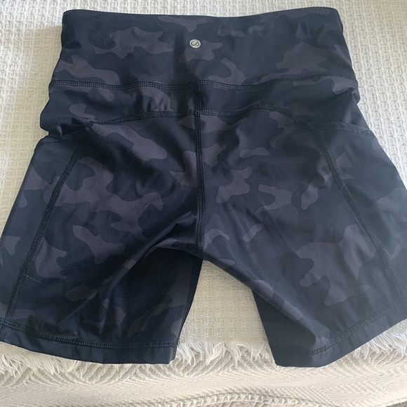 CRZ Yoga 2 pairs compression shorts/ workout spandex black camo size small - Picture 2 of 4